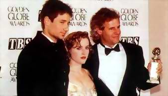 Дэвид Духовны, Джиллиан Андерсон и Крис Картер на вручении премии Golden Globe Awards